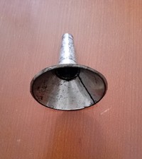 Imbuto in metallo antico.
