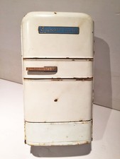 Piccolo frigorifero in lamiera