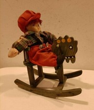 BAMBOLA VINTAGE su CAVALLO A DONDOLO in LEGNO - BAMBOLINA, CAVALLINO, GIOCATTOLO