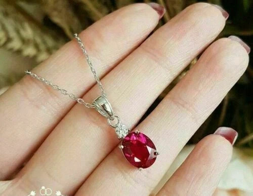 Collana con ciondolo solitario