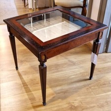 Tavolino quadrato alto con bacheca, in radica con intarsi.