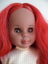 Bambola KIKA in vinile capelli rossi occhi marroni completa di vestiti e scarpe