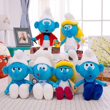 Una bambola giocattolo peluche puffo blu coraggiosa e adorabile stile cartone animato