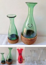 DUE CARAFFE tipo MISURE, in vetro color verde, con appoggi. Da 1/2 e 1,5 litri