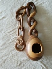 PUGNO SOLIDALE VINTAGE E CATENA SCULTURA CONTINUA IN LEGNO CON UOVO SCAVATO 