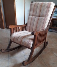 comoda sedia a dondolo con base in legno massiccio  e tessuto imbottito  