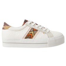 Scarpe bianche etniche