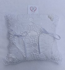 Cuscino porta fedi bianco con decorazioni all’uncinetto e rose fatte a mano