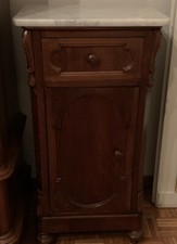 Comodino classico con piano in