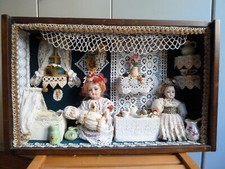 vetrina con bambole in