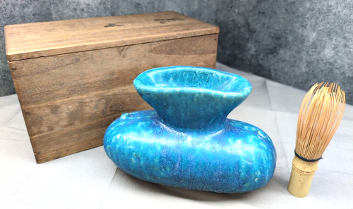 Vaso smaltato blu fiori