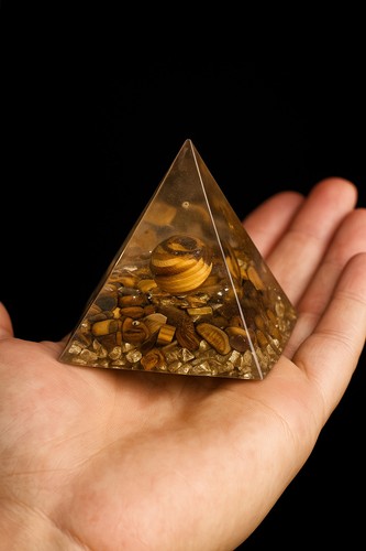 Orgonite piramide fatta - fatta, a