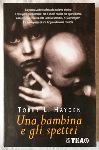 Una bambina gli - una, e