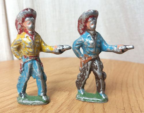 Due cowboy con pistola - con,