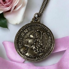 Collana medaglia CHANEL n.5