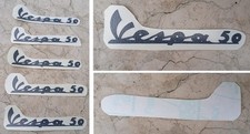 SOLO Uno di 5 Adesivo dell'epoca scudo Vespa 50 V5A1T corsivo nero come da foto