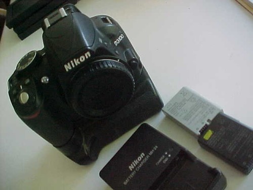 Nikon 3100 body 2 - body, w/2