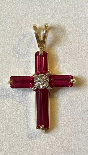 Ciondolo croce sacra rubino