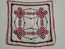 1 centro tavola con ricamo rosso e nero fatto a mano di artigianato Rumeno 68x72