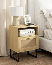 Comodino moderno in rattan con
