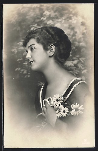 Giovane donna con fiori