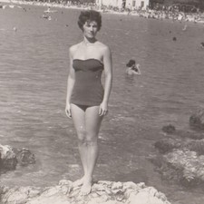 Bellissima donna in costume da