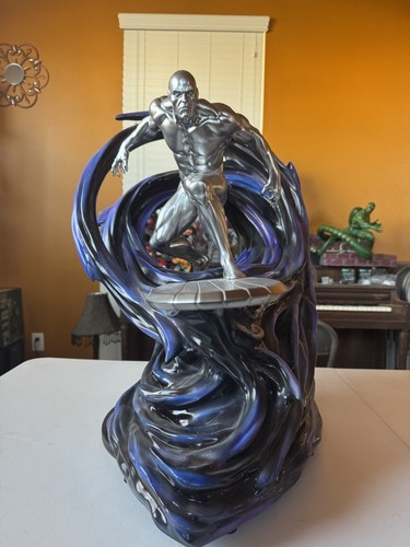Rara statua surfer - rara,