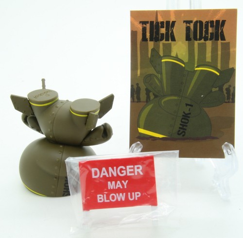Kidrobot dunny art war - kidrobot,