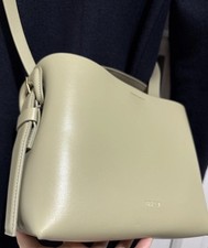 Borsa Arket nuova di medie dimensioni verde oliva rigida in pelle nuova con etichetta