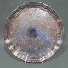 Piatto in argento su vassoio