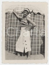 1940 ca ITALIA Donna in posa con cabina da spiaggia - Foto ANONIMA 6x8 cm