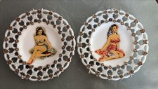 COPPIA DI ANTICHI PIATTI IN OPALINE CON DECALCOMANIE DI PIN UP, ANNI 30