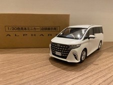 1 30 Toyota Alphard campione di colore mini auto bianco