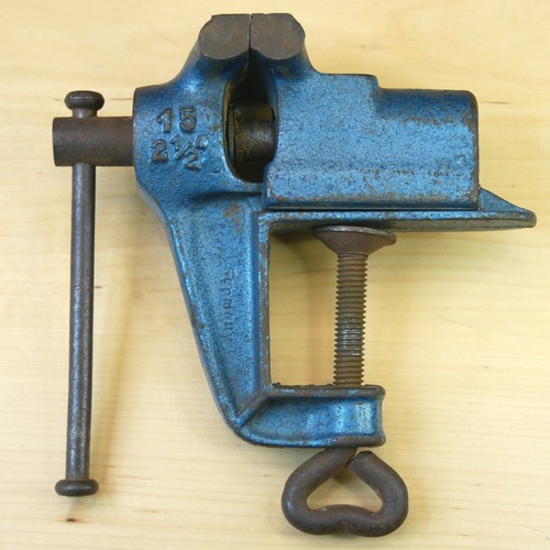 Vecchia piccola morsa stabile