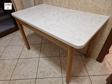 Tavolo rettangolare con piano effetto marmo chiaro e gambe in legno chiaro