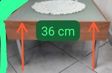 TAVOLINO IN LEGNO E VETRO OPACO.