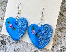 Orecchini pendenti cuore azzurri con roselline in resina e gancio in argento 925
