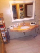 Piano in marmo con lavorazione artigianale con lavabo incasso sotto top e...