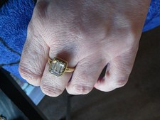 Anello con cornice taglio