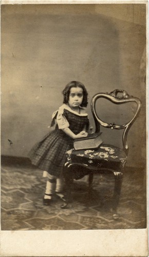 Bambina con grande - , libro