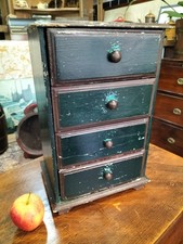 Affascinante vecchia piccola