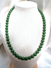 PREZIOSA COLLANA REGOLARE IN GIADA VERDE NATURALE, CINA 1970 CIRCA.