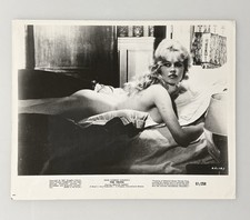 Brigitte Bardot semi-nude la