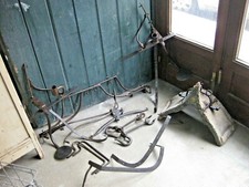 tutti i pezzi in ferro di un antico carrozzino- calesse -carrozza- carretto