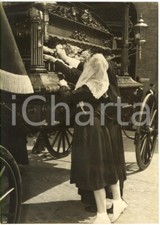 1959 ROMA Funerali scultore Pietro CANONICA - Donne recano omaggio al feretro