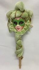 Maschera veneziana di Carnevale con bastone 48 cm verde in stoffa e ceramica