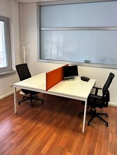 scrivania doppia con 2 sedie ergonomiche