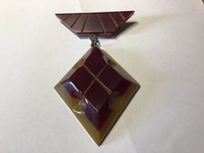 Clip /gioiello vintage in bachelite incisa, colore ciliegia/succo mela, anni 30