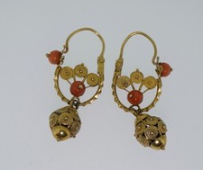 Orecchini a cerchio antichi in cannetiglia e corallo revival etrusco 18 carati