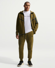 Men L Large  Nike Tech Fleece